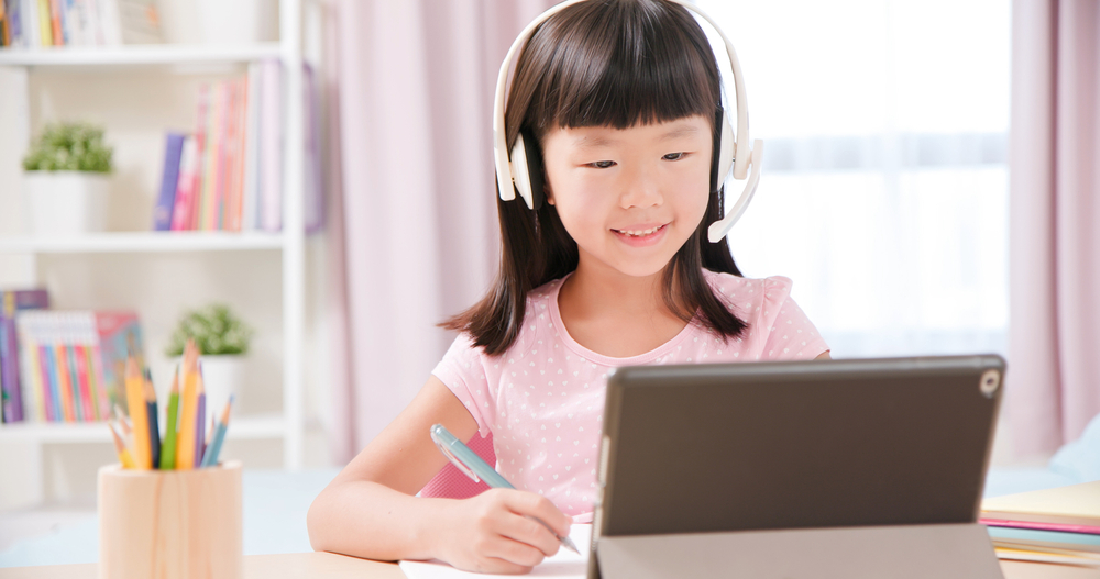 Asian,Girl,Student,Wear,Headset,Microphone,And,Use,Tablet,Pc