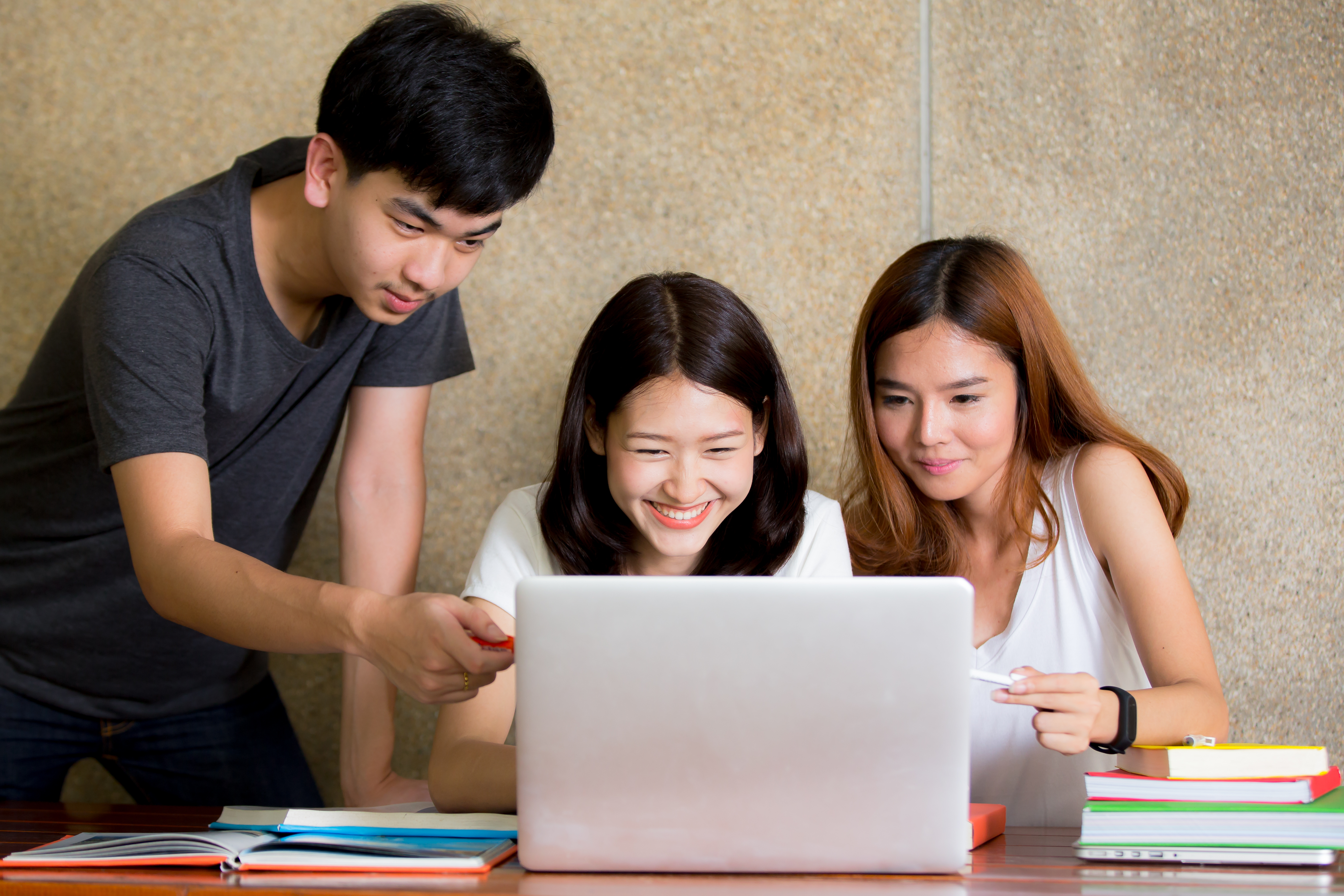 Students,Are,Happy,While,Working,Together,Through,Computer,Labs,As