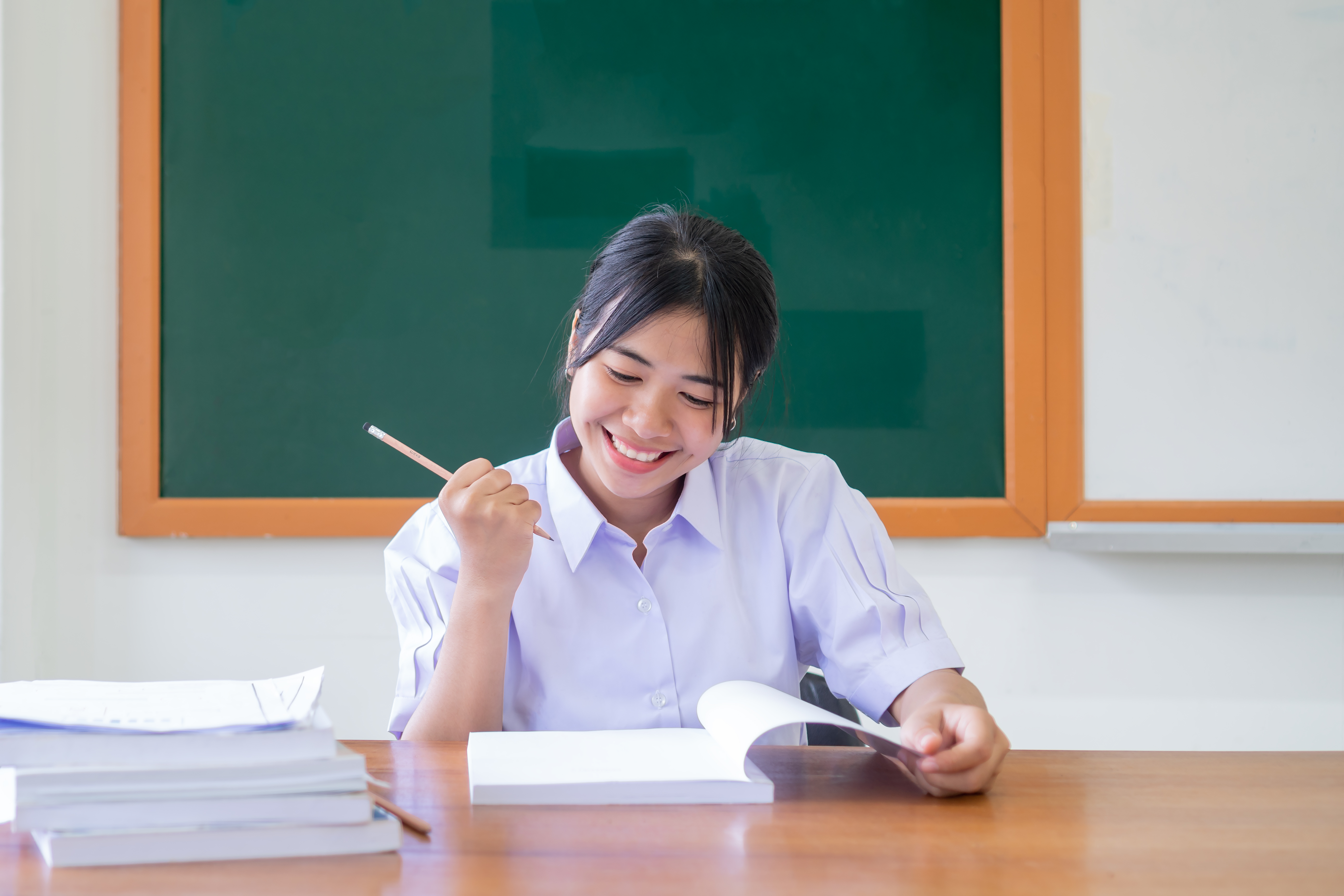 Happy,Young,Pretty,Asian,Student,Girl,Taking,Homework,Or,Reading